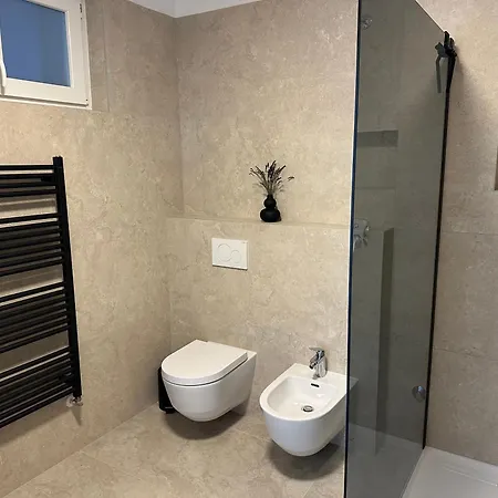 Fiorea 아파트 풀라